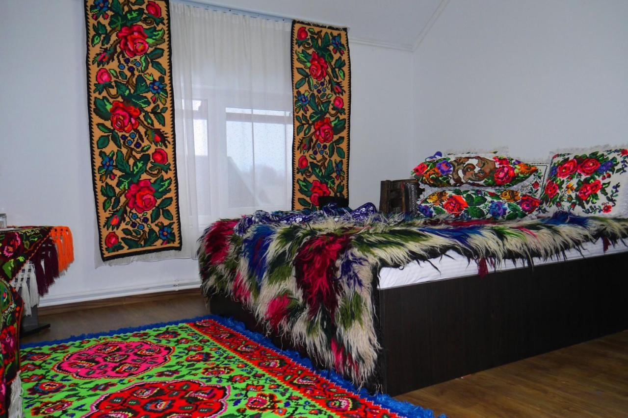 Floare De Colt Hotel Berbesti Екстериор снимка