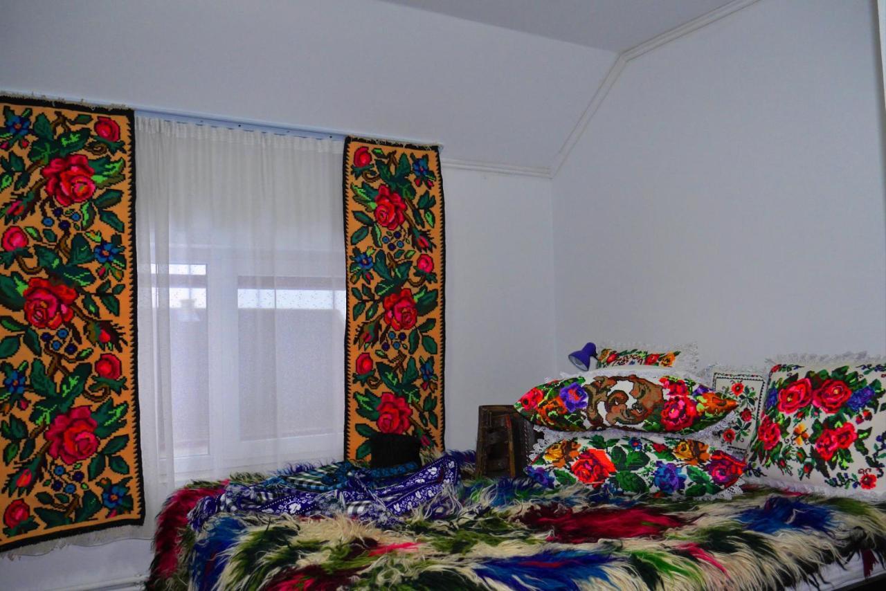 Floare De Colt Hotel Berbesti Екстериор снимка