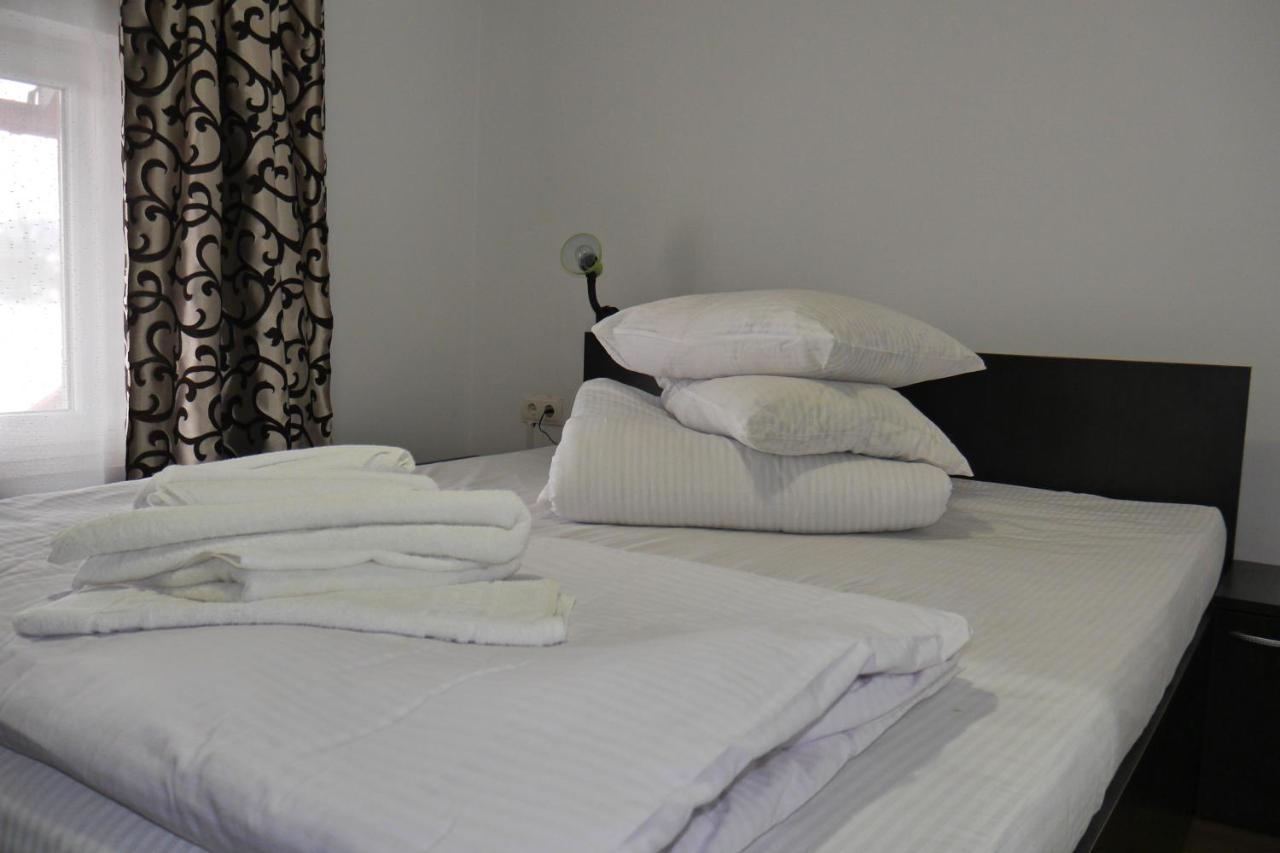 Floare De Colt Hotel Berbesti Екстериор снимка