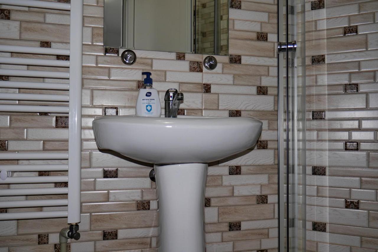 Floare De Colt Hotel Berbesti Екстериор снимка