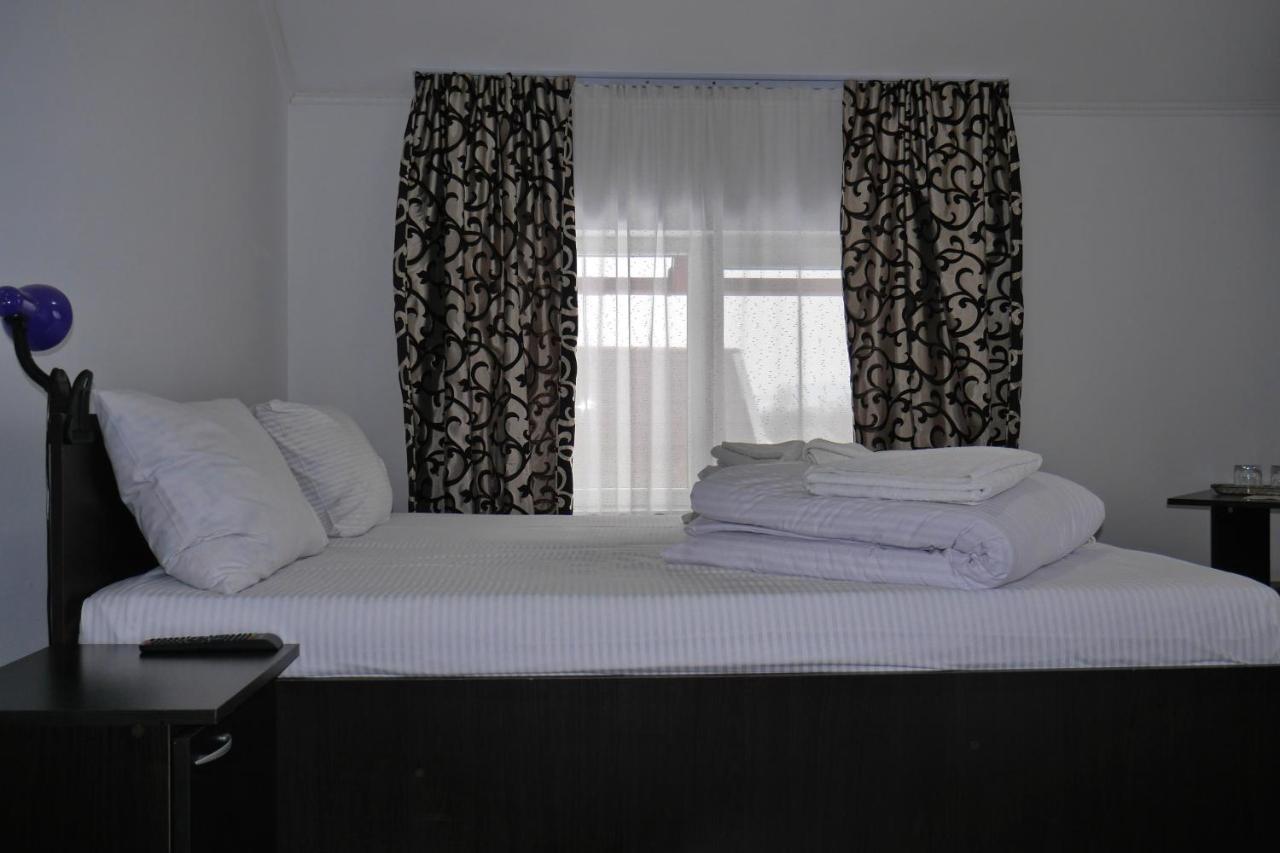 Floare De Colt Hotel Berbesti Екстериор снимка