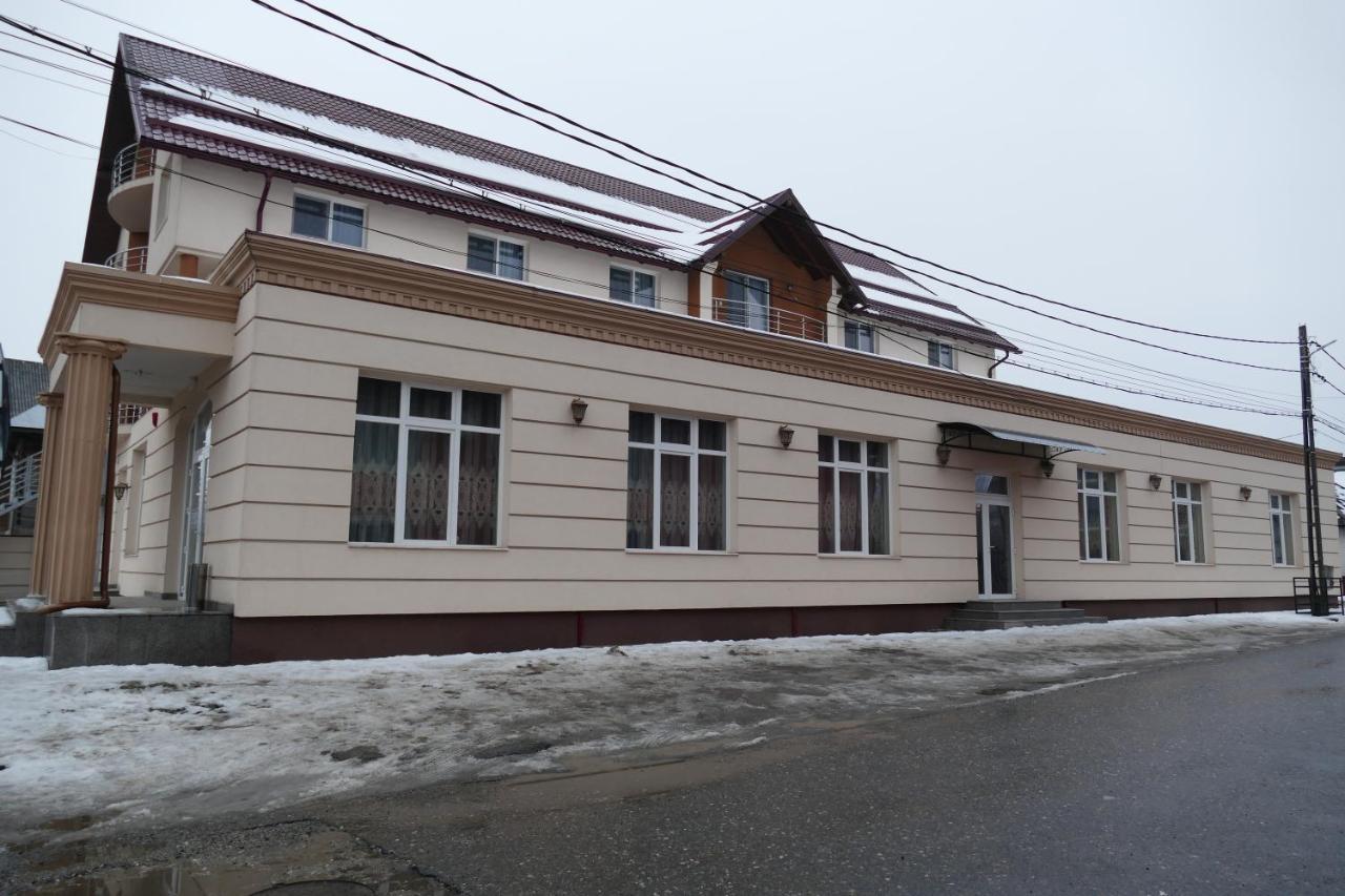 Floare De Colt Hotel Berbesti Екстериор снимка
