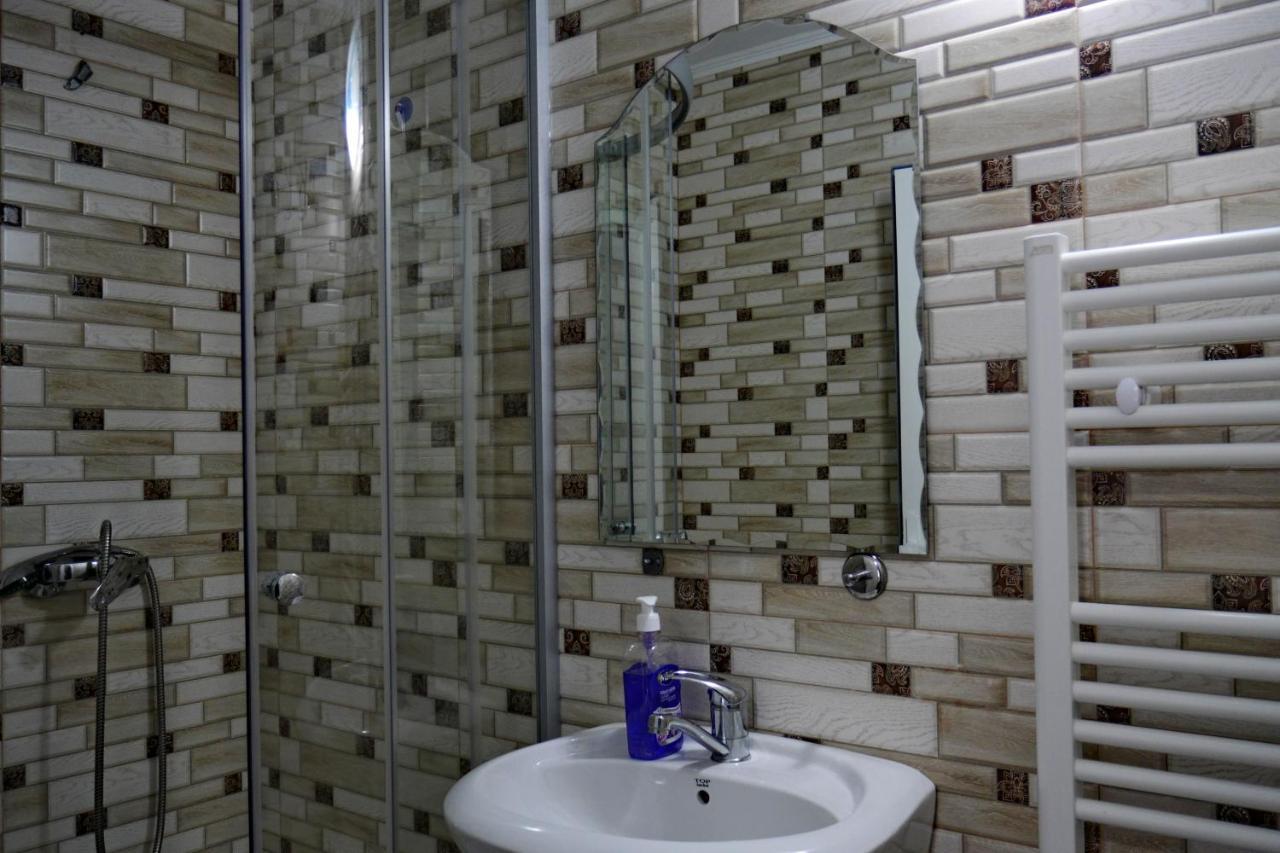 Floare De Colt Hotel Berbesti Екстериор снимка