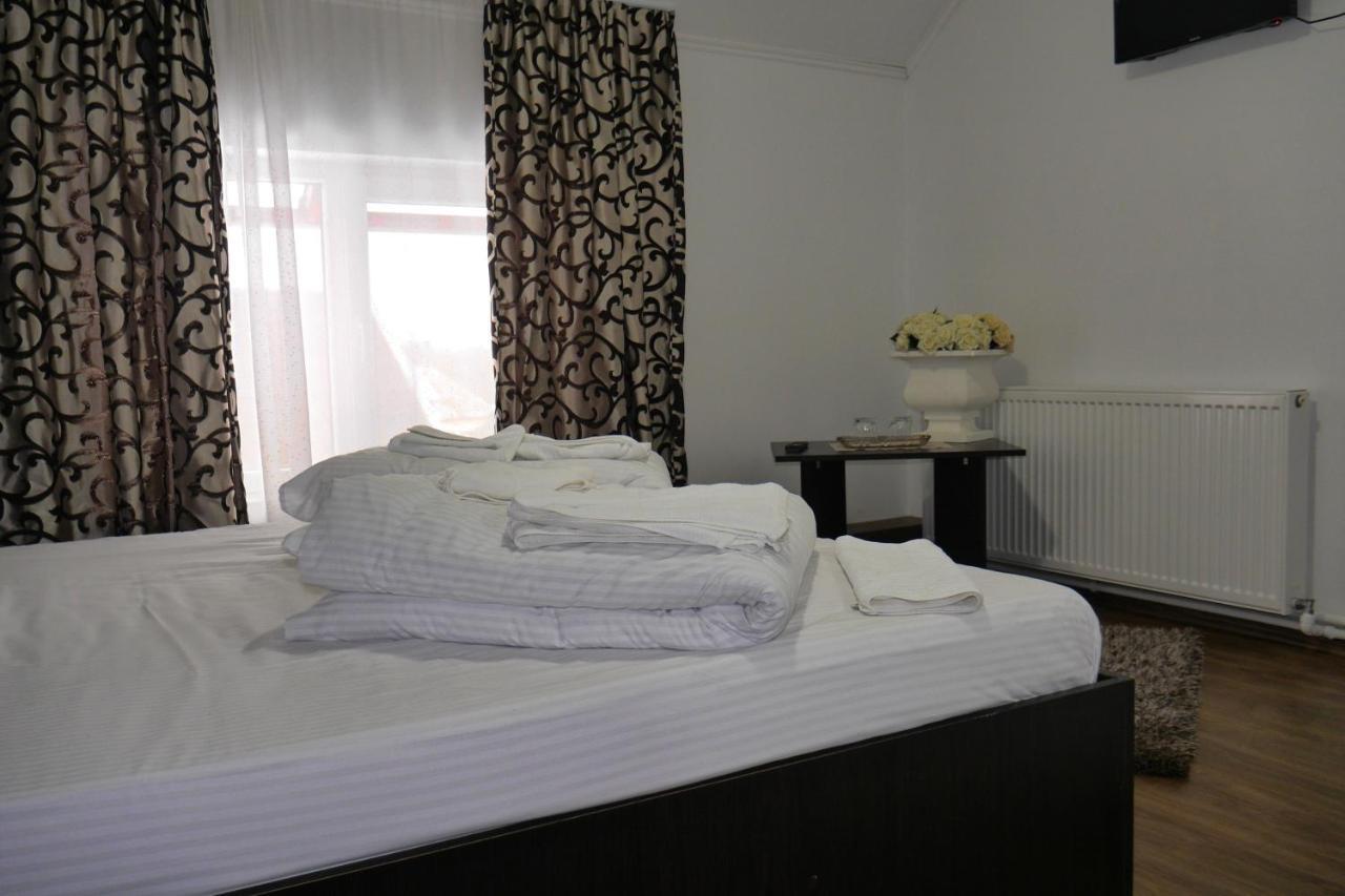Floare De Colt Hotel Berbesti Екстериор снимка