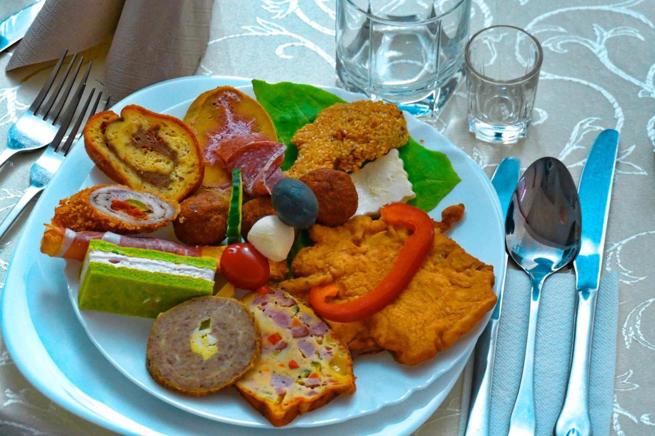 Floare De Colt Hotel Berbesti Екстериор снимка