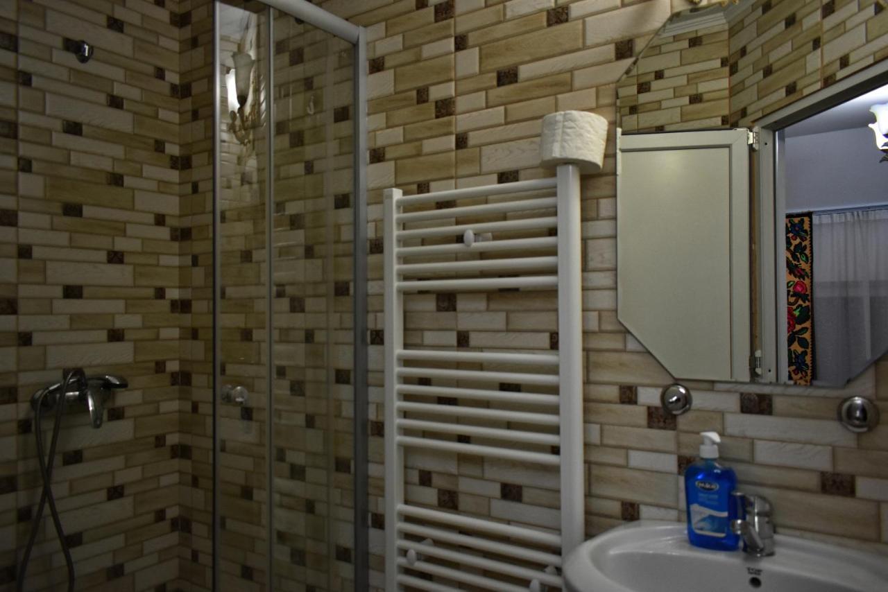 Floare De Colt Hotel Berbesti Екстериор снимка