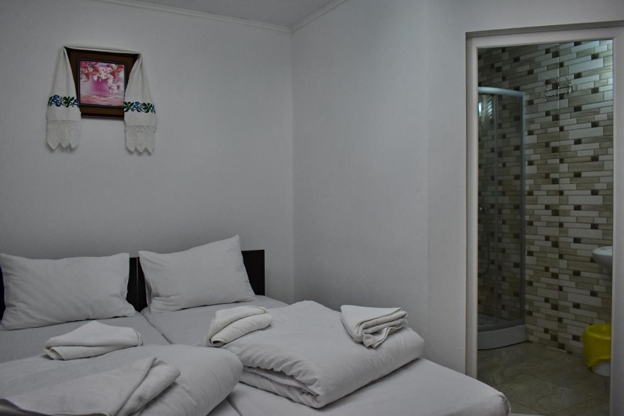 Floare De Colt Hotel Berbesti Екстериор снимка
