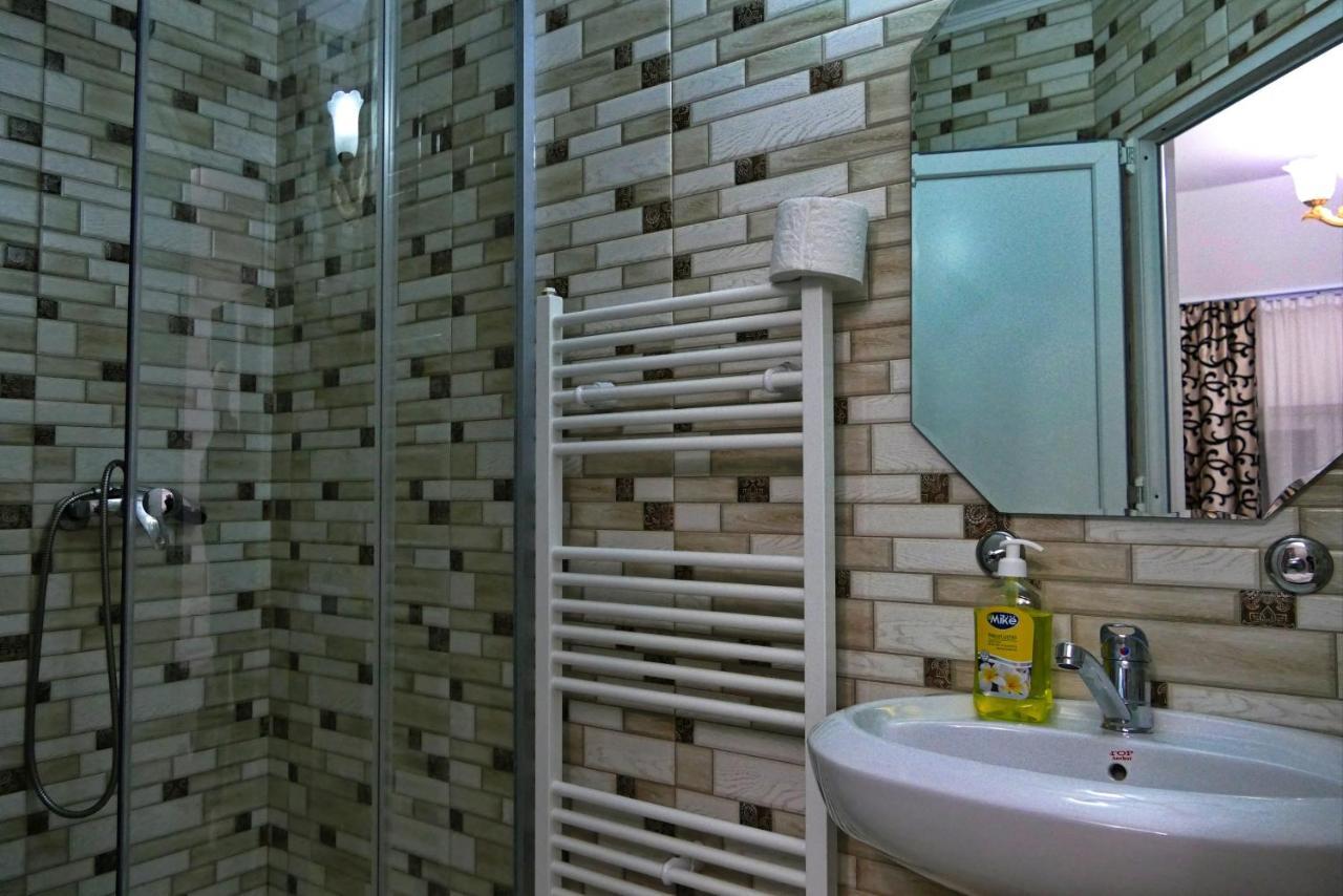 Floare De Colt Hotel Berbesti Екстериор снимка