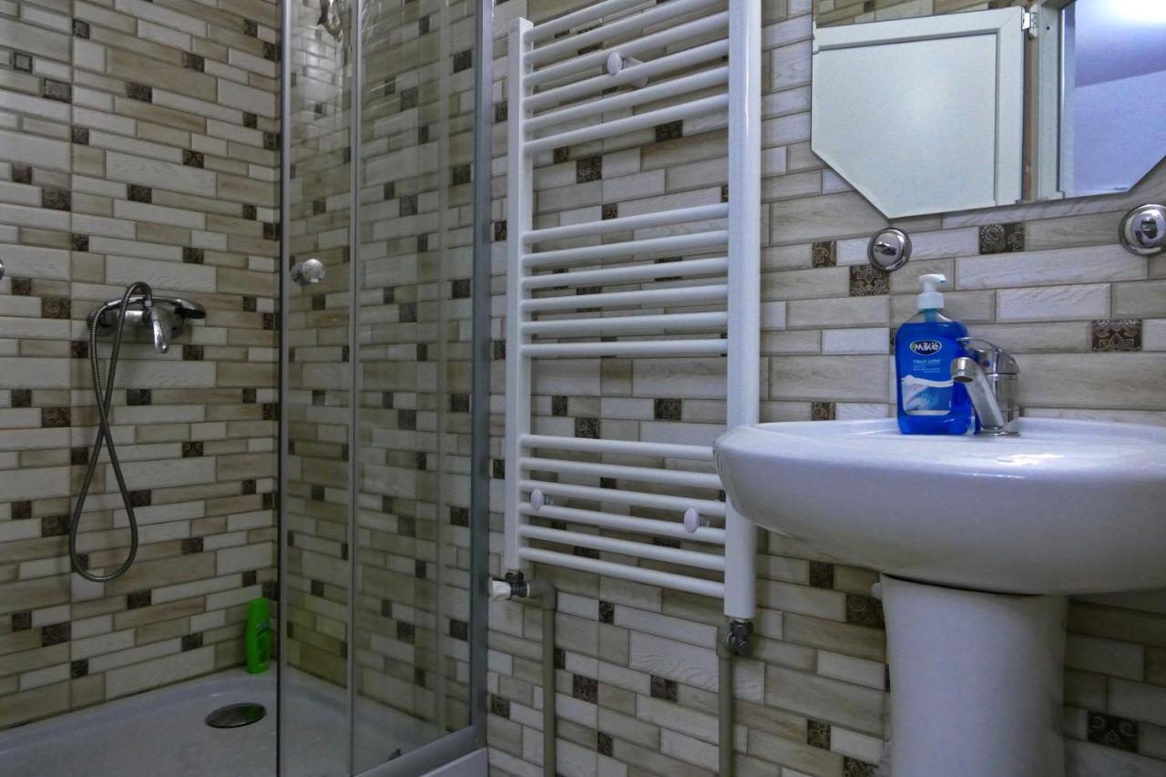 Floare De Colt Hotel Berbesti Екстериор снимка